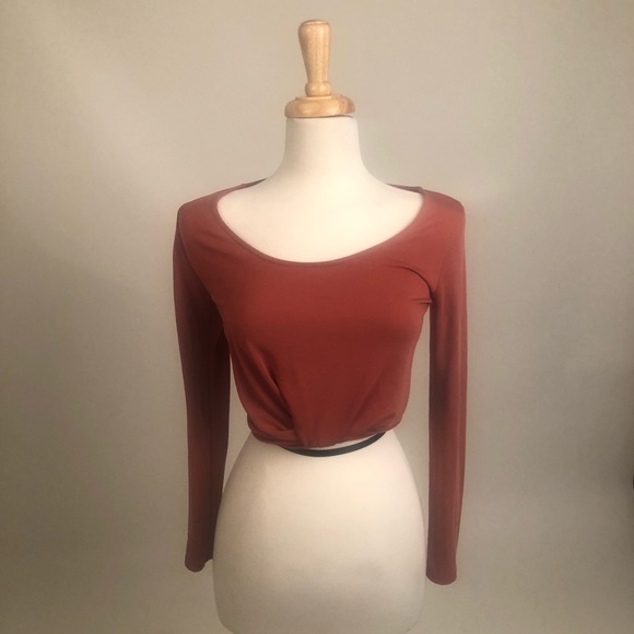 Basic top. - Picture 1 of 2